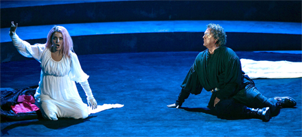 Desdemona (Agresta) e Otello (Kunde) nel finale primo